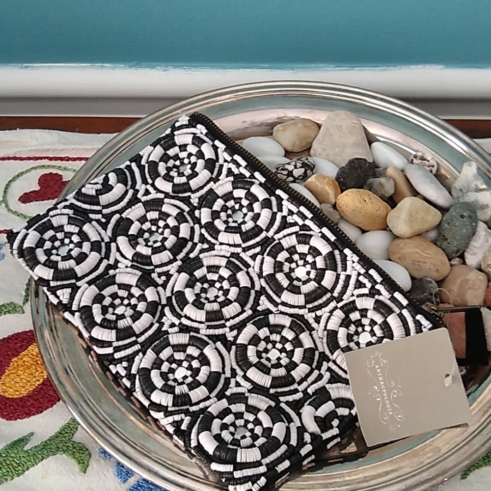 Anthropology BLK,WHI clutch
